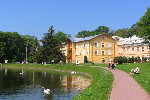 Sanatorium Książę Józef nad stawem w Parku Zdrojowym w Nałęczowie